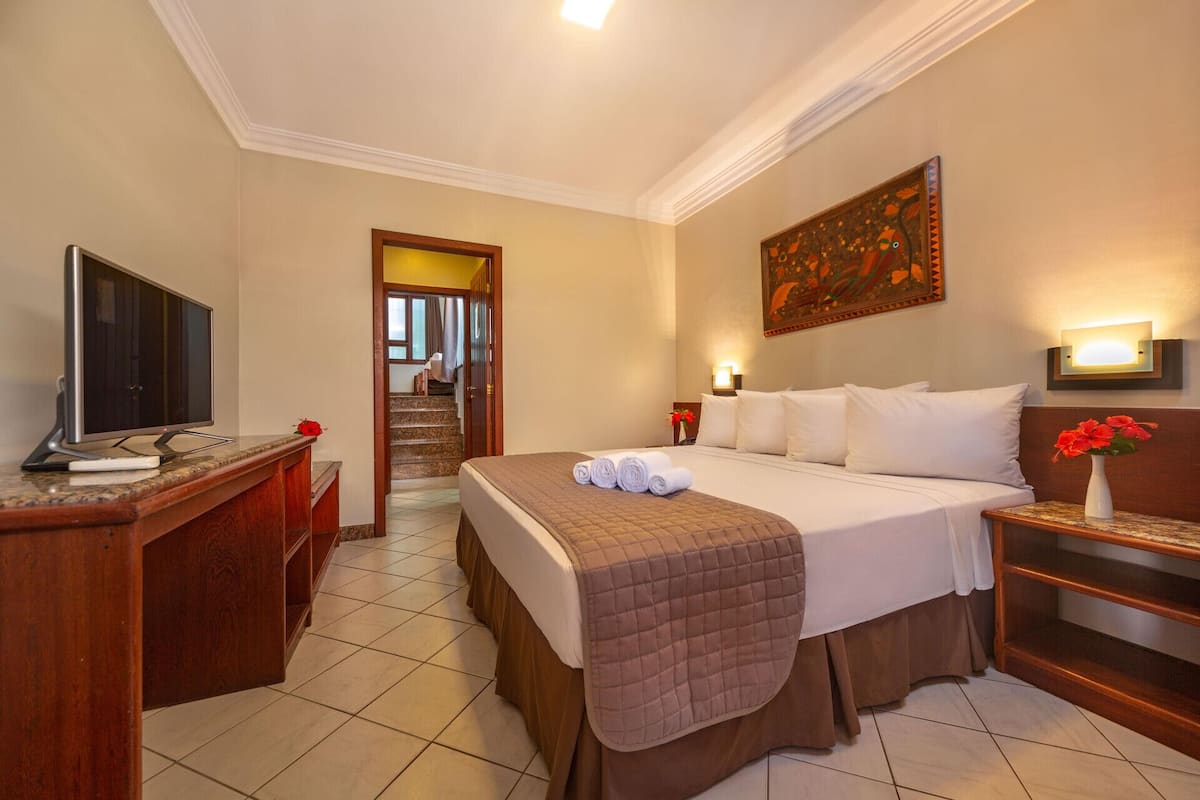 1 dormitorio, minibar, caja fuerte y cortinas opacas
