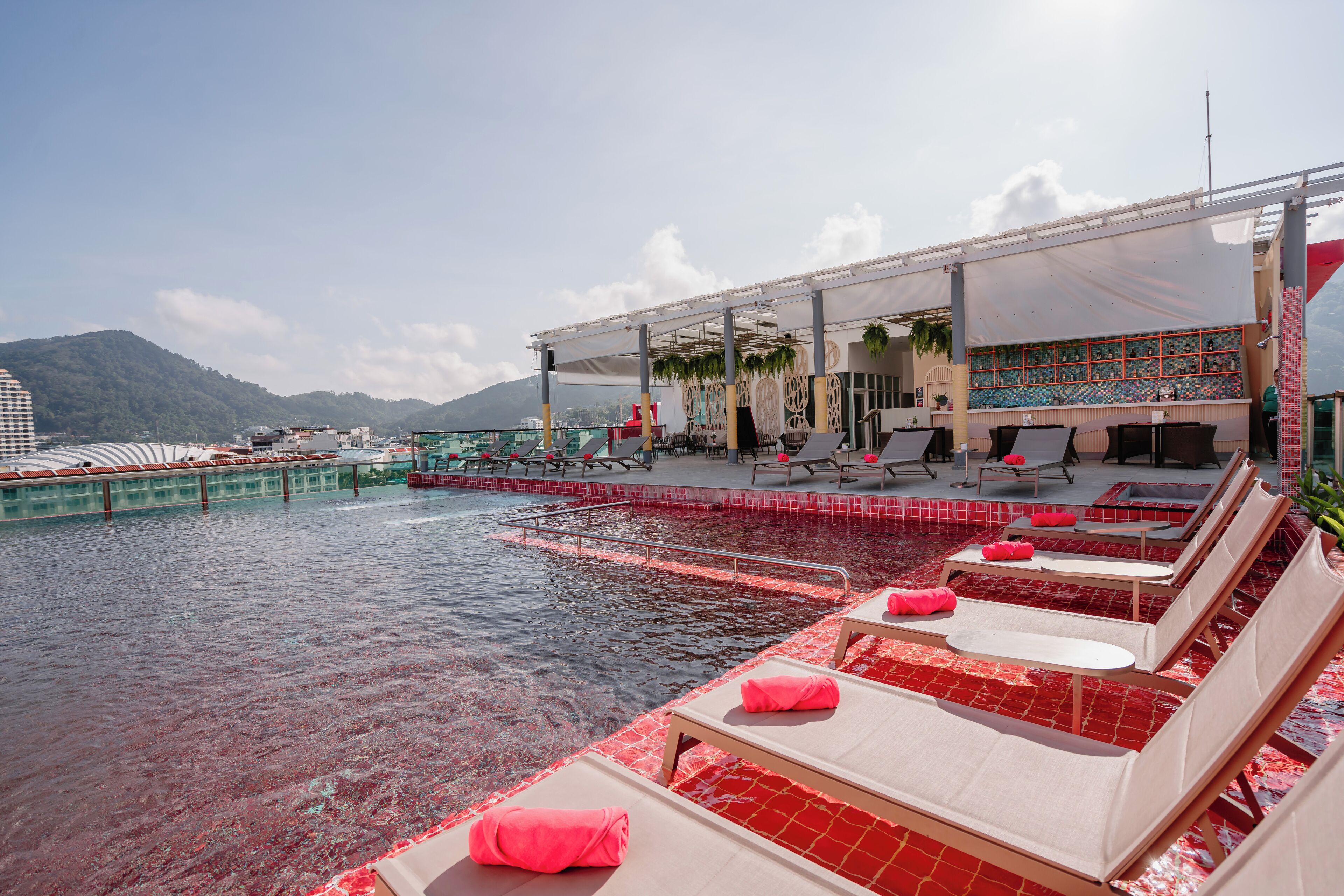 室外游泳池，日光浴躺椅