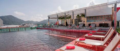 Piscine extérieure, chaises longues