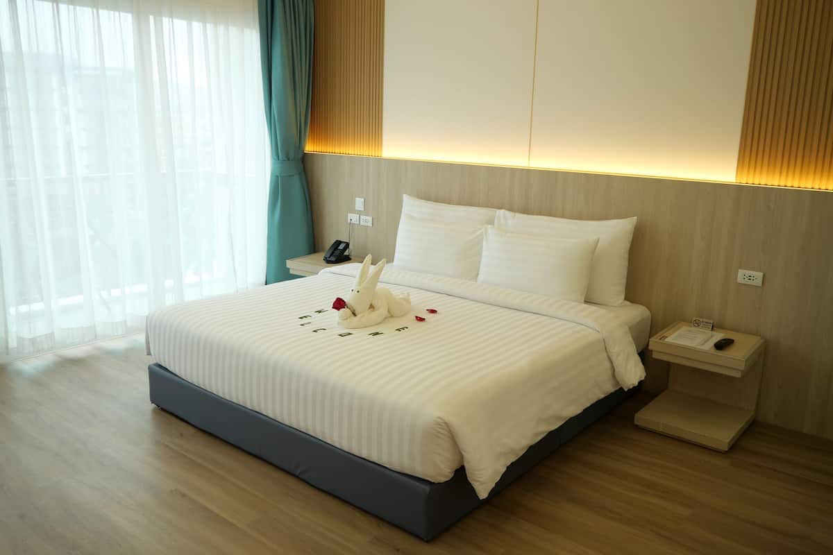 Deluxe With Jacuzzi | In-room safe, desk, laptop workspace, soundproofing