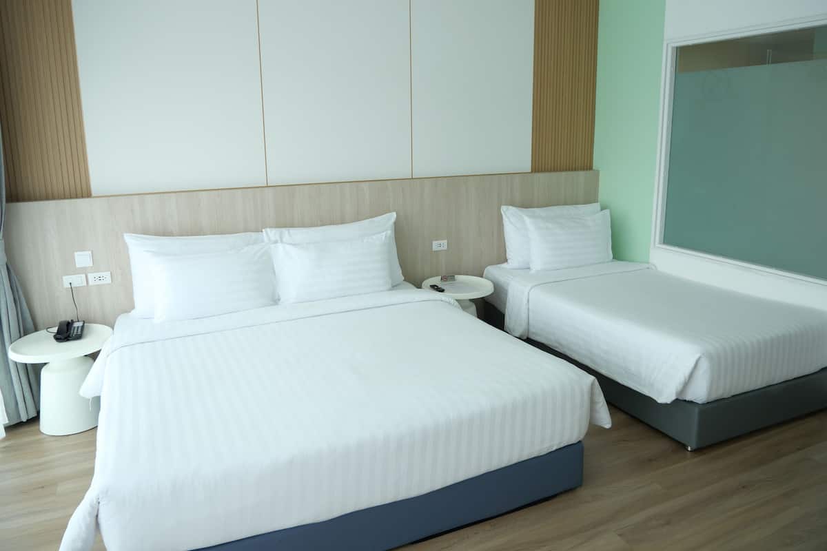 Deluxe Triple Room, 1 Double Bed | In-room safe, desk, laptop workspace, soundproofing
