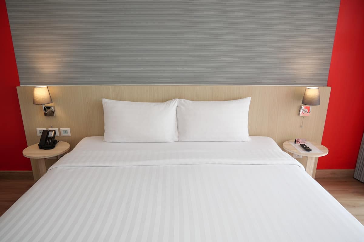 Habitación superior | Caja fuerte, escritorio, espacio para trabajar con un portátil