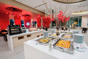 Daily continental breakfast (THB 400 per person)