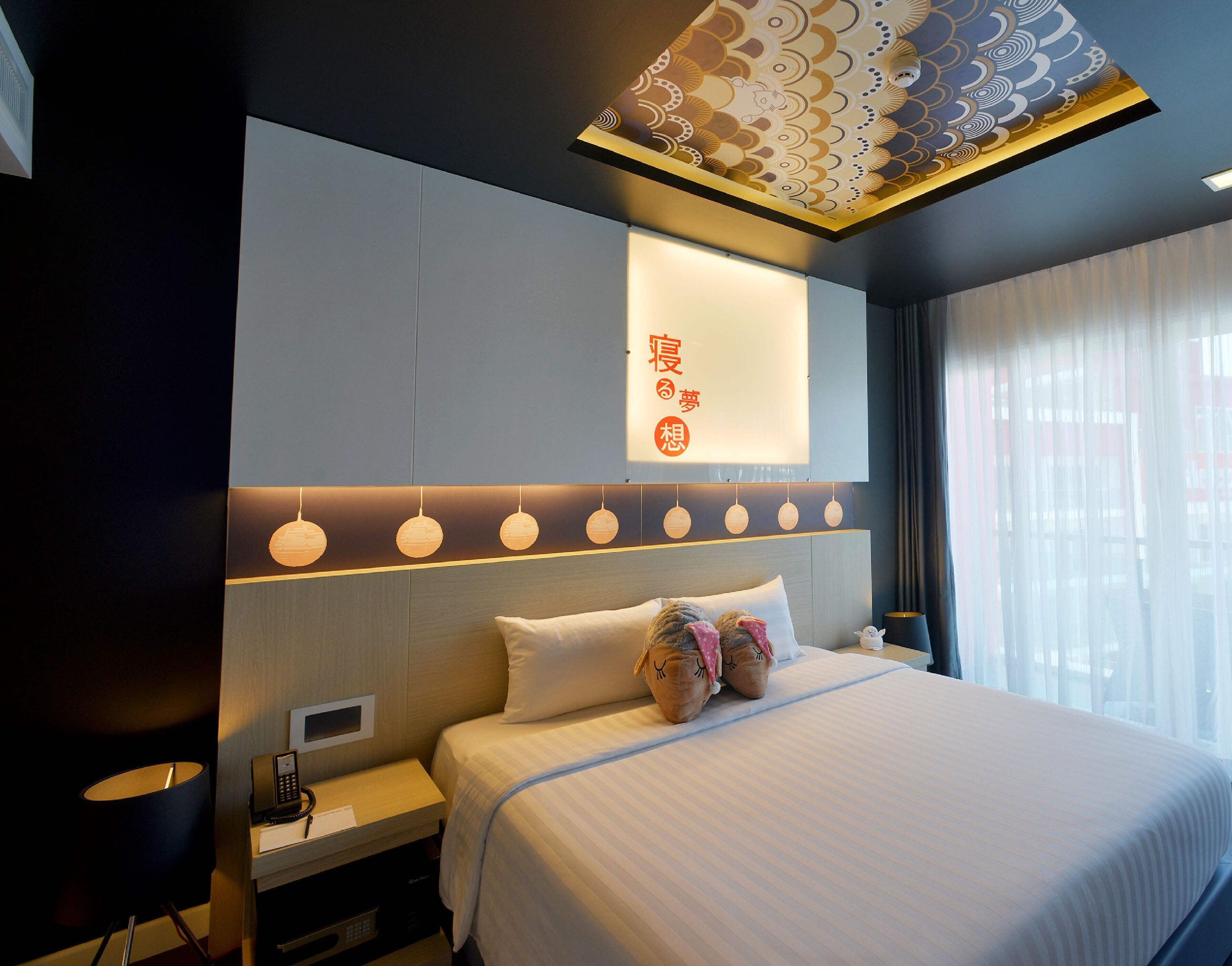 객실 내 금고, 책상, 노트북 작업 공간, 방음 설비