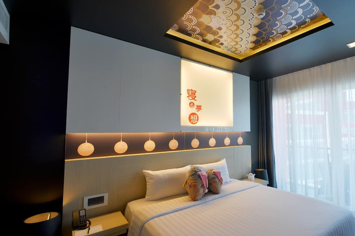 객실 내 금고, 책상, 노트북 작업 공간, 방음 설비