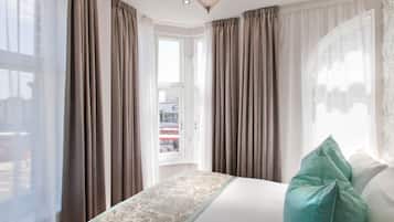 Quarto casal luxo (If extra bed required contact Hotel) | Cofres nos quartos, quartos à prova de som