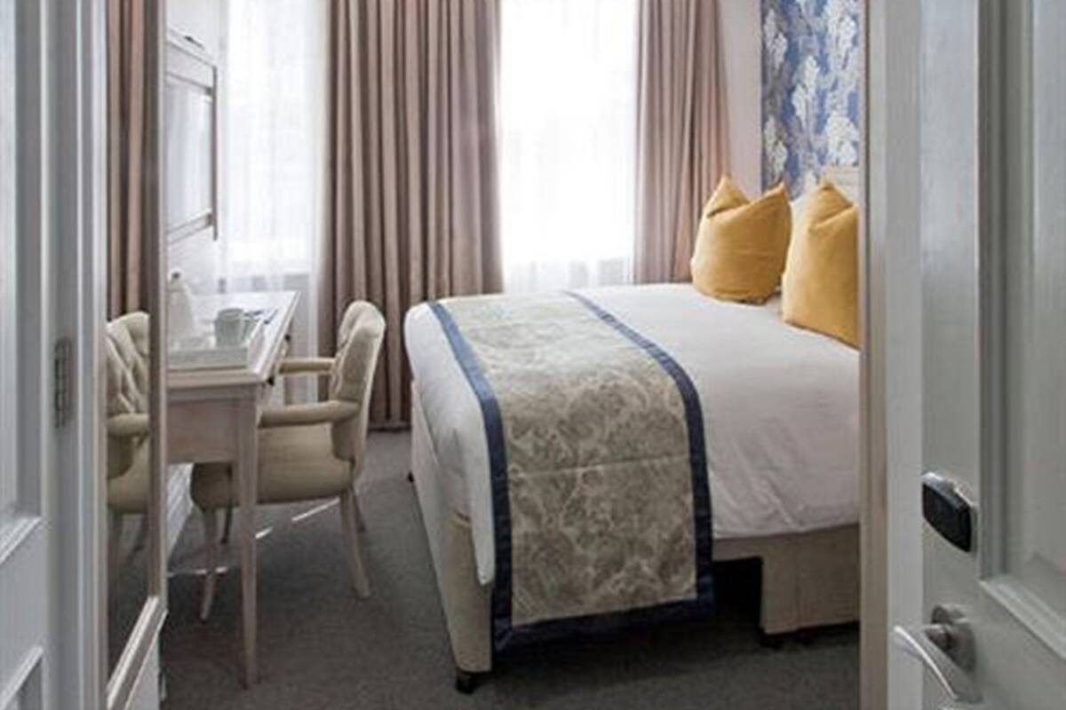 Standard Double Room | In-room safe, soundproofing, iron/ironing board (on request)