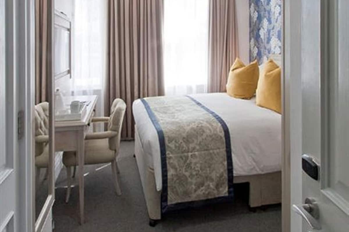 Standard Double Room | In-room safe, soundproofing, iron/ironing board, Internet