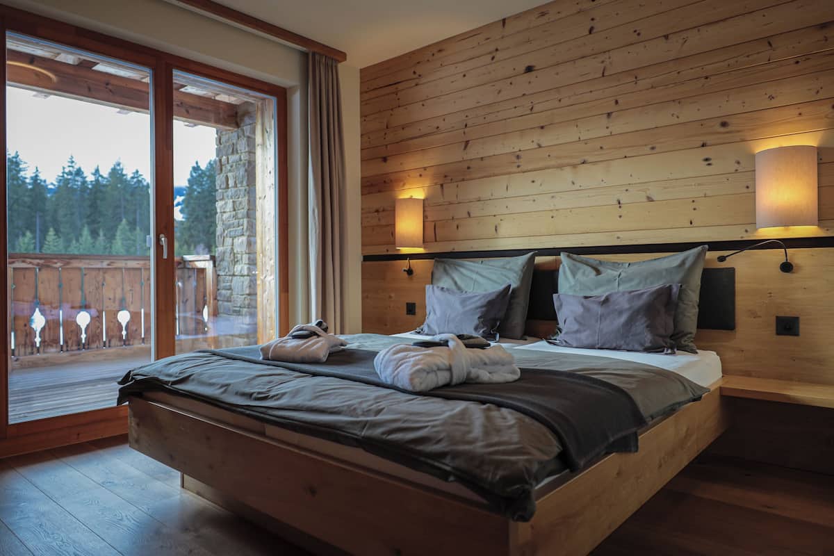 Alpehytte, 4 soverom | Sengetøy av topp kvalitet, individuelt dekorert og individuelt innredet