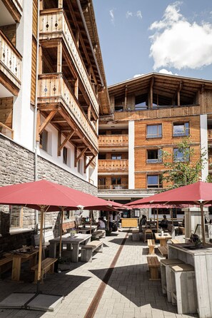 2 restaurants, spécialités Cuisine locale