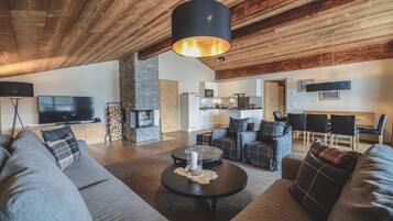 Penthouse, 3 Bedrooms | 1 bedroom, premium bedding, individually decorated