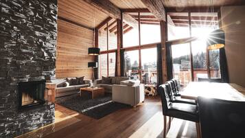 Chalet, 4 Schlafzimmer | Wohnbereich | Flachbildfernseher, Kamin, aktuelle Filme