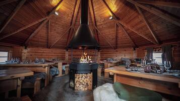 2 restaurantes; se sirve cocina local