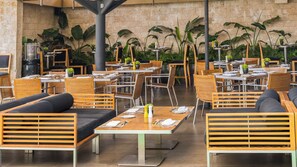 2 restaurants, breakfast, lunch, dinner served; Italian cuisine 