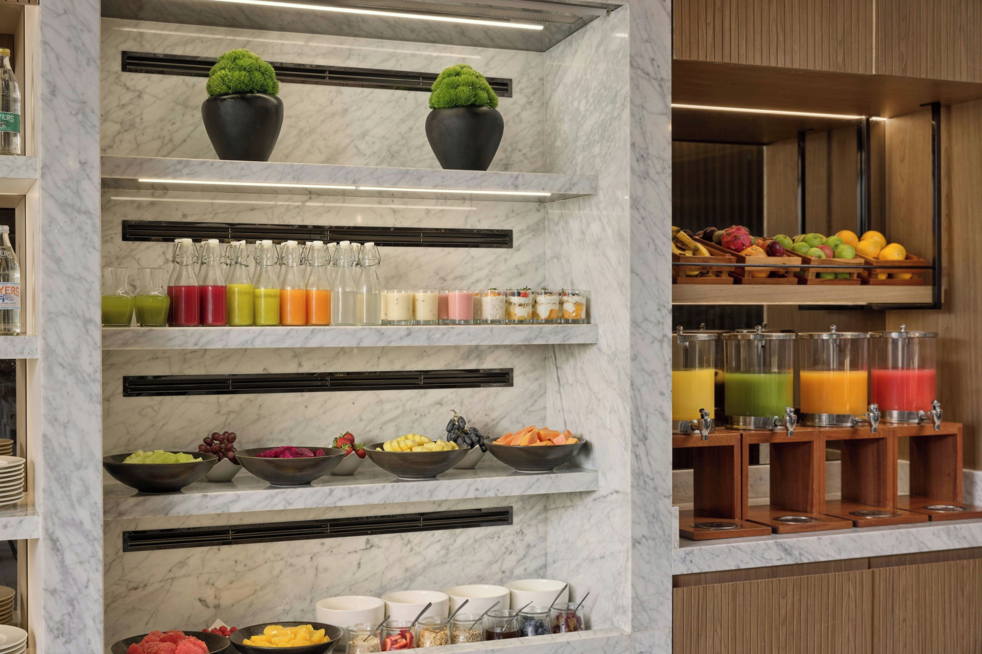Un bufé de desayuno con diversas opciones de comida y bebidas.