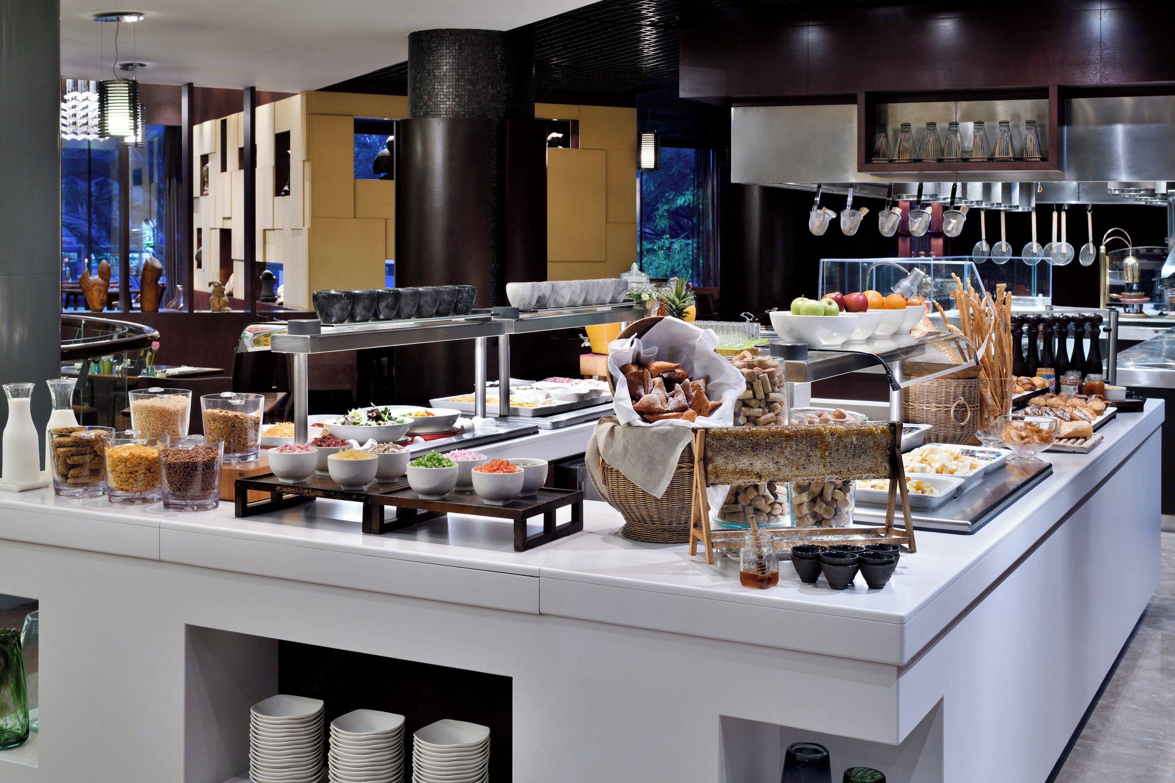 2 restaurants, international cuisine