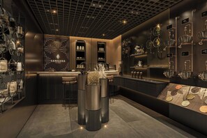 2 restaurants, international cuisine