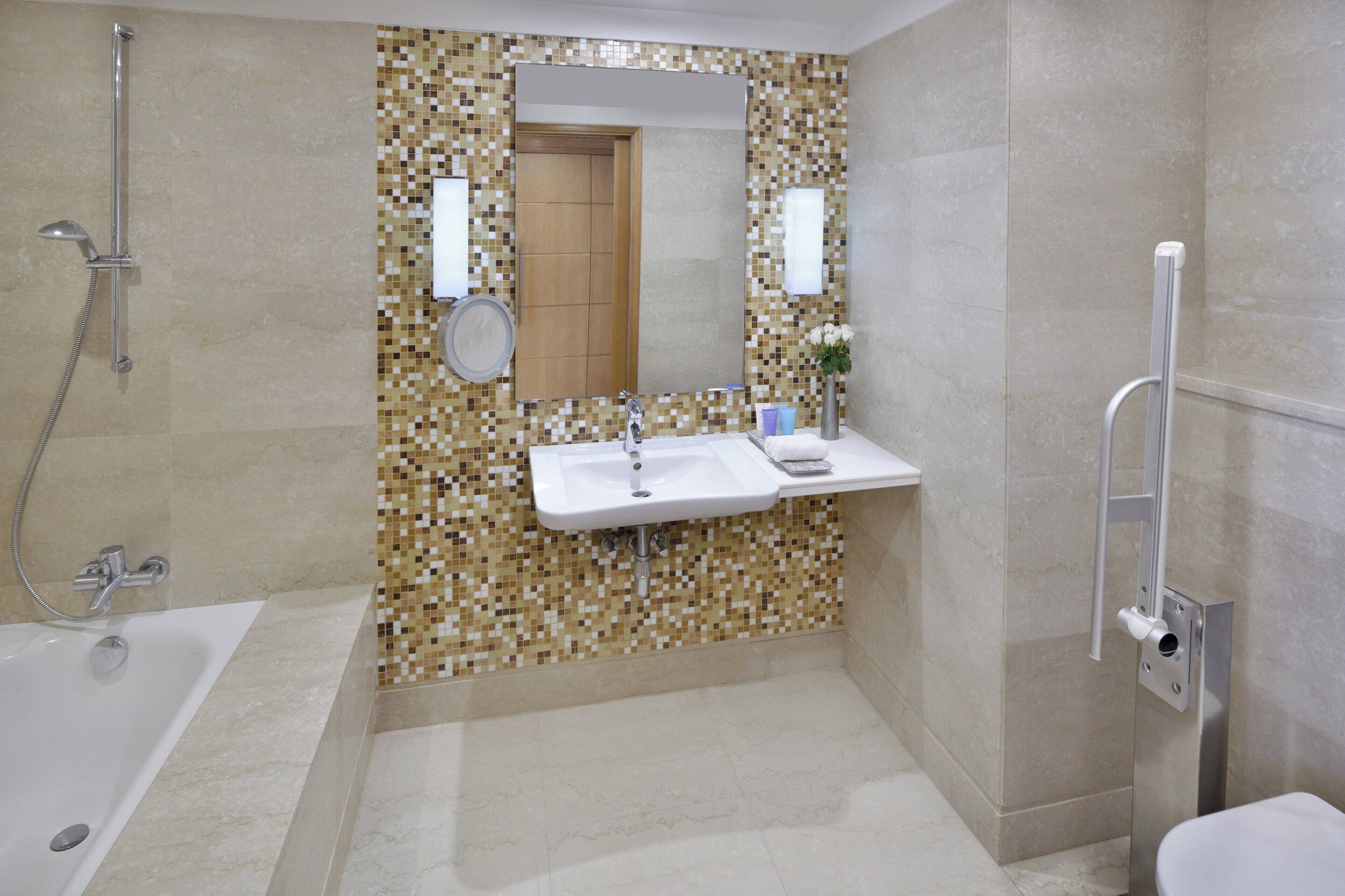 Un baño moderno con bañera, lavamanos y ducha.