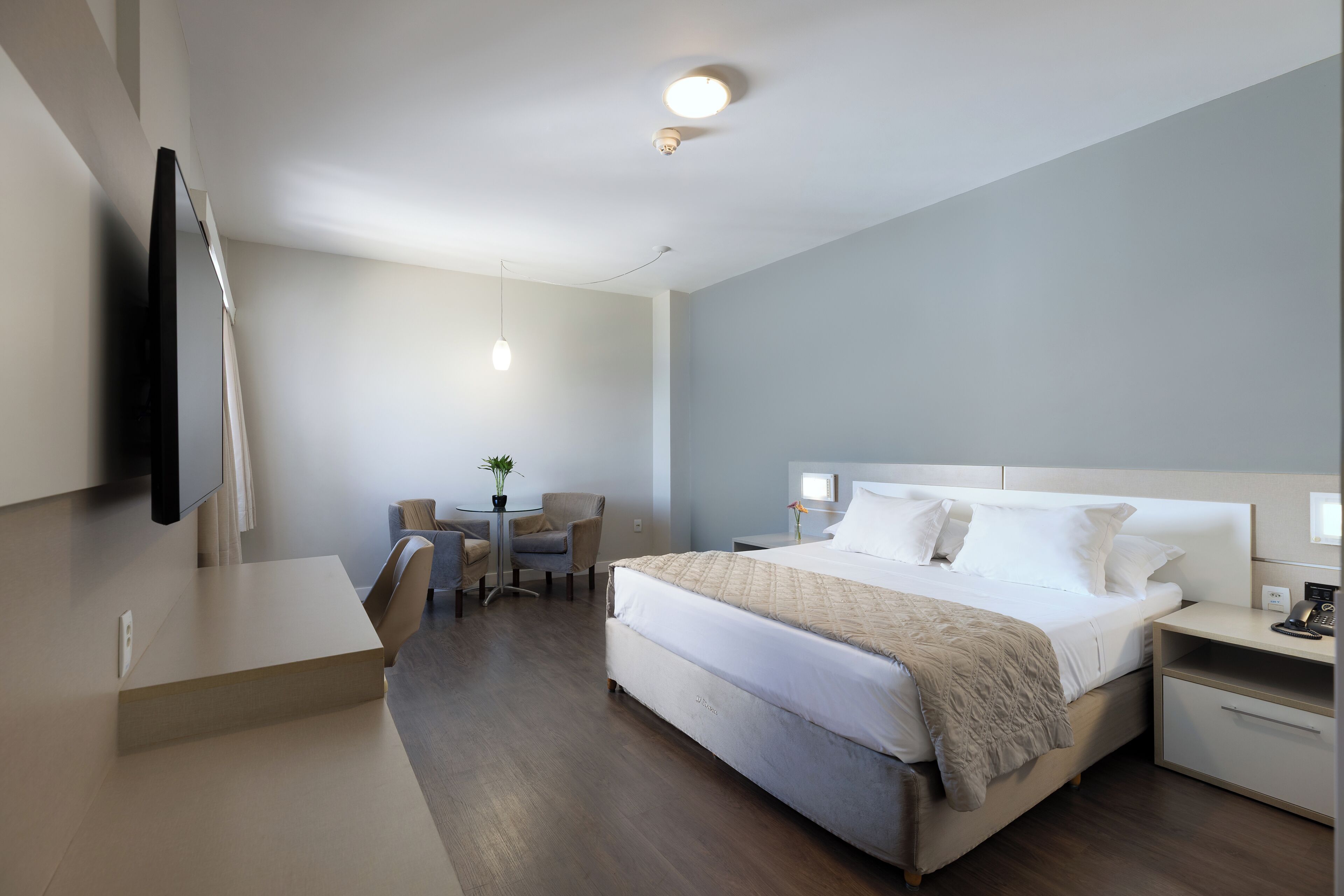 Deluxe Room | Bar mini, peti besi dalam bilik, meja, langsir/tirai gelap terus 