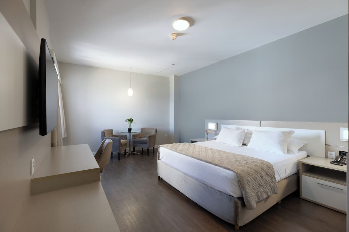 Deluxe Room | Minibar, in-room safe, desk, blackout curtains
