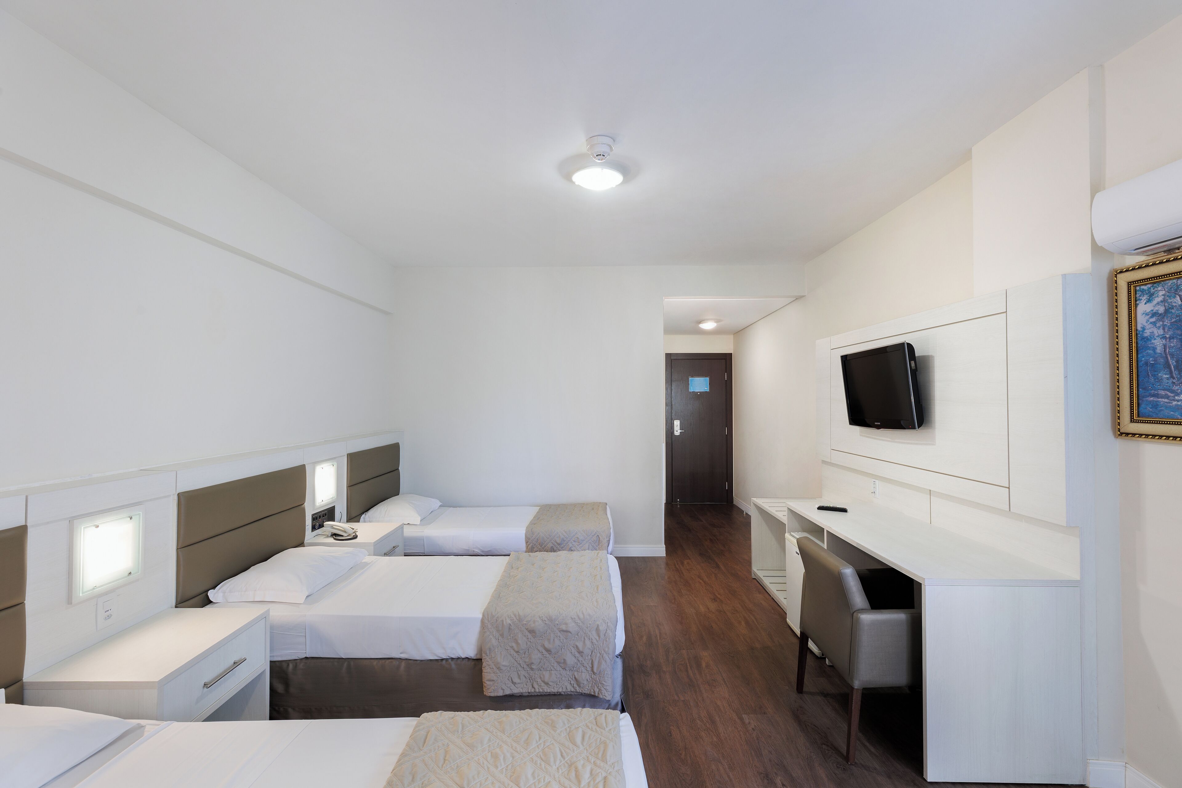 Minibar, caja de seguridad en la habitación y escritorio 