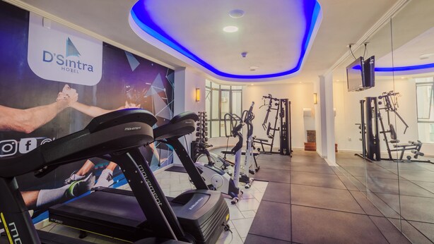 A gym with treadmills, stationary bikes, and weight machines. - Hotel D Sintra (Balneário Camboriú)