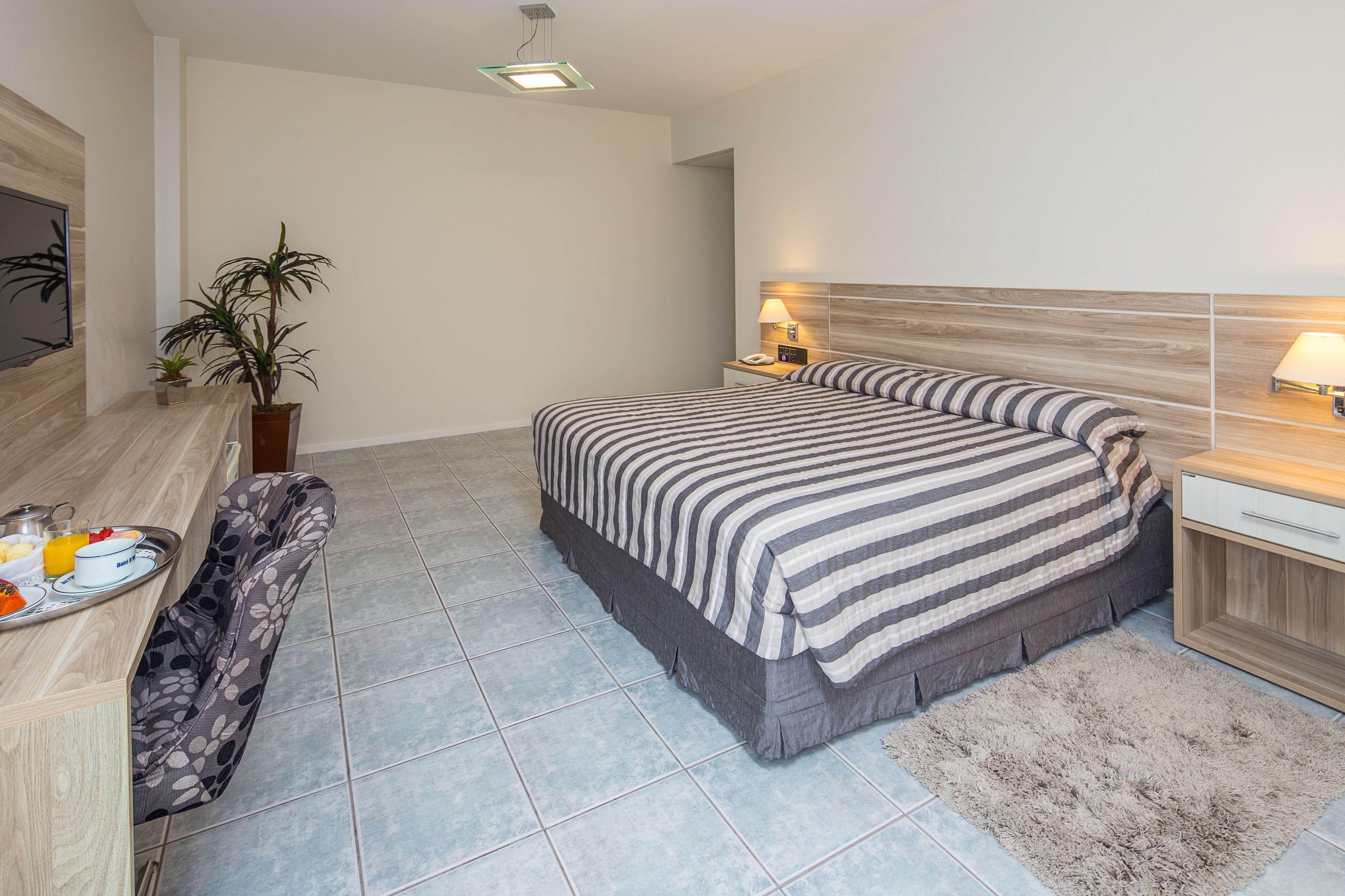 deluxe suite, hot tub | minibar, in-room safe, desk, blackout curtains