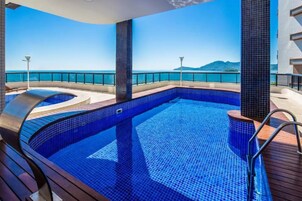 2 piscinas techadas, sillones reclinables de piscina