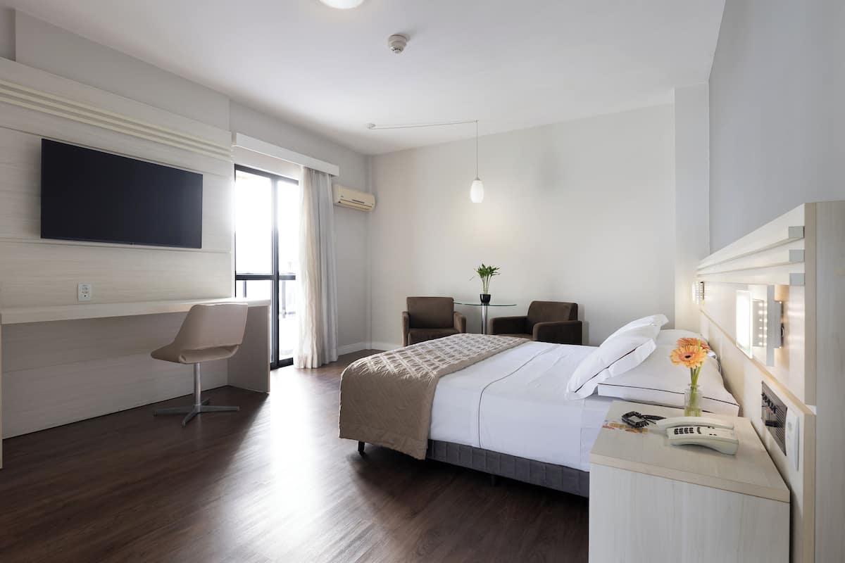 Deluxe Room | Minibar, in-room safe, desk, blackout curtains