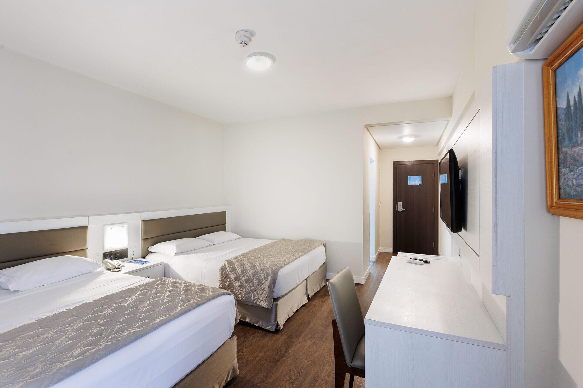 迷你吧、客房内保险箱、办公桌、遮光窗帘