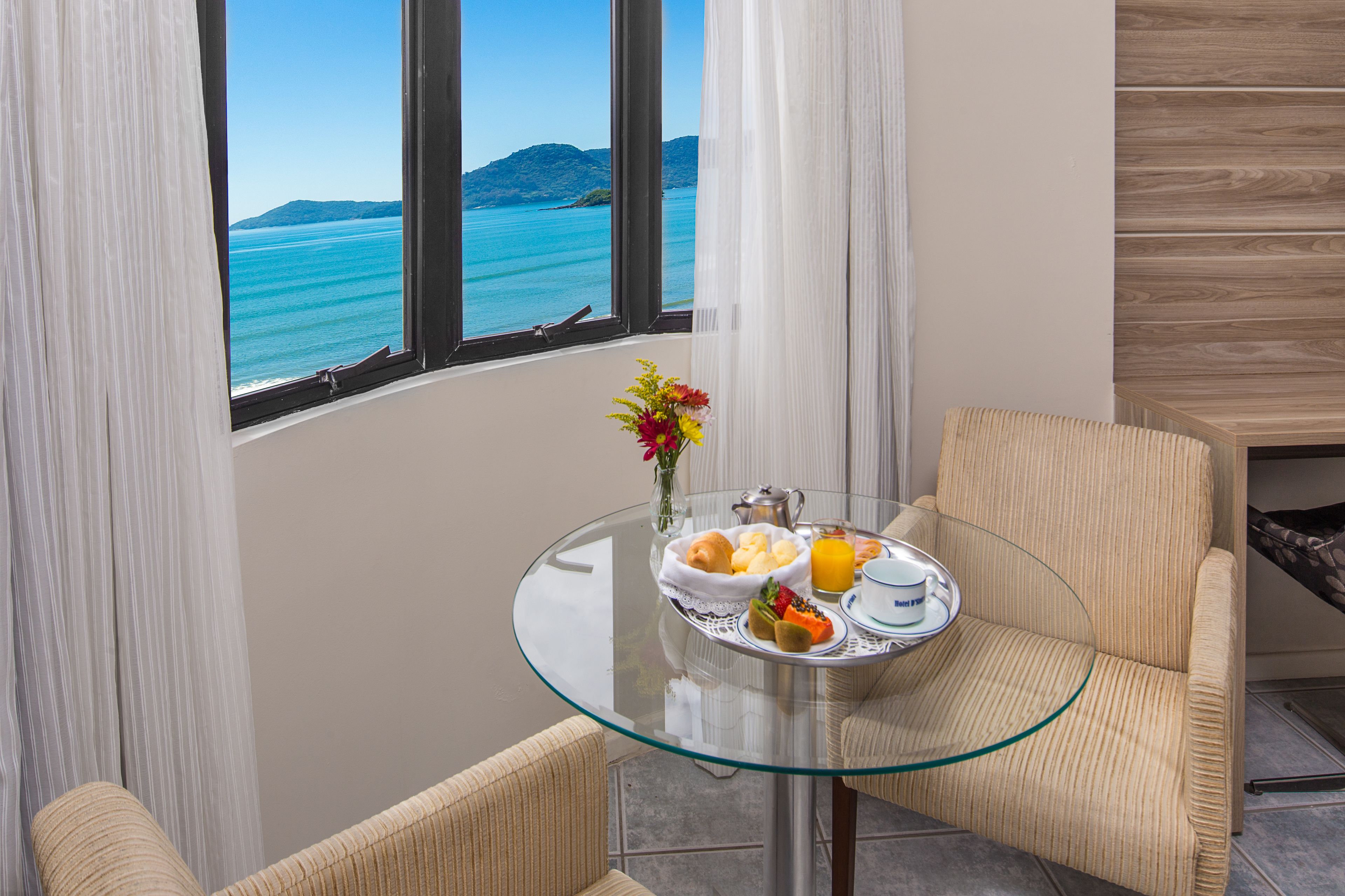 Deluxe Suite, Hot Tub | Food and drink