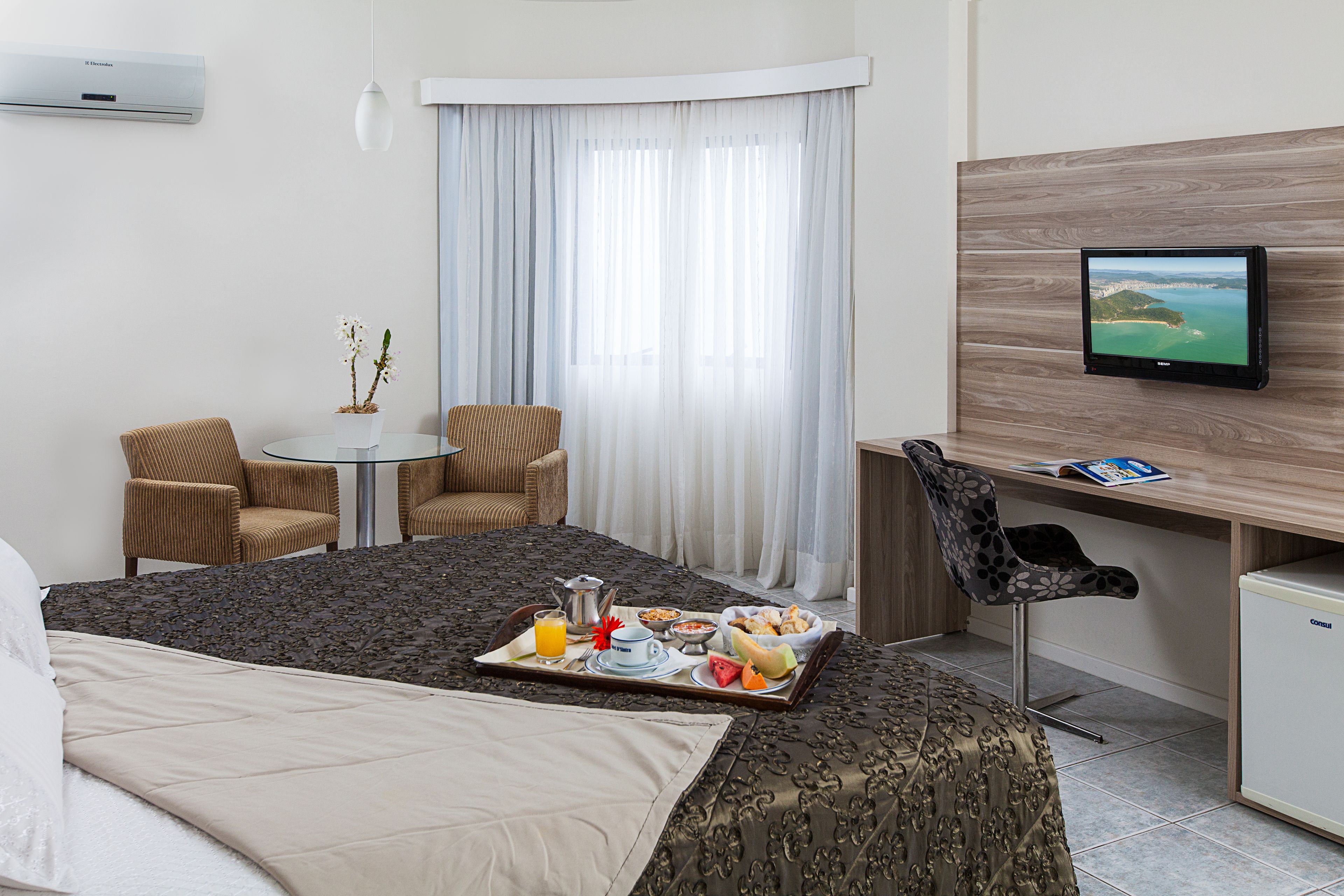 deluxe suite, hot tub | minibar, in-room safe, desk, blackout curtains