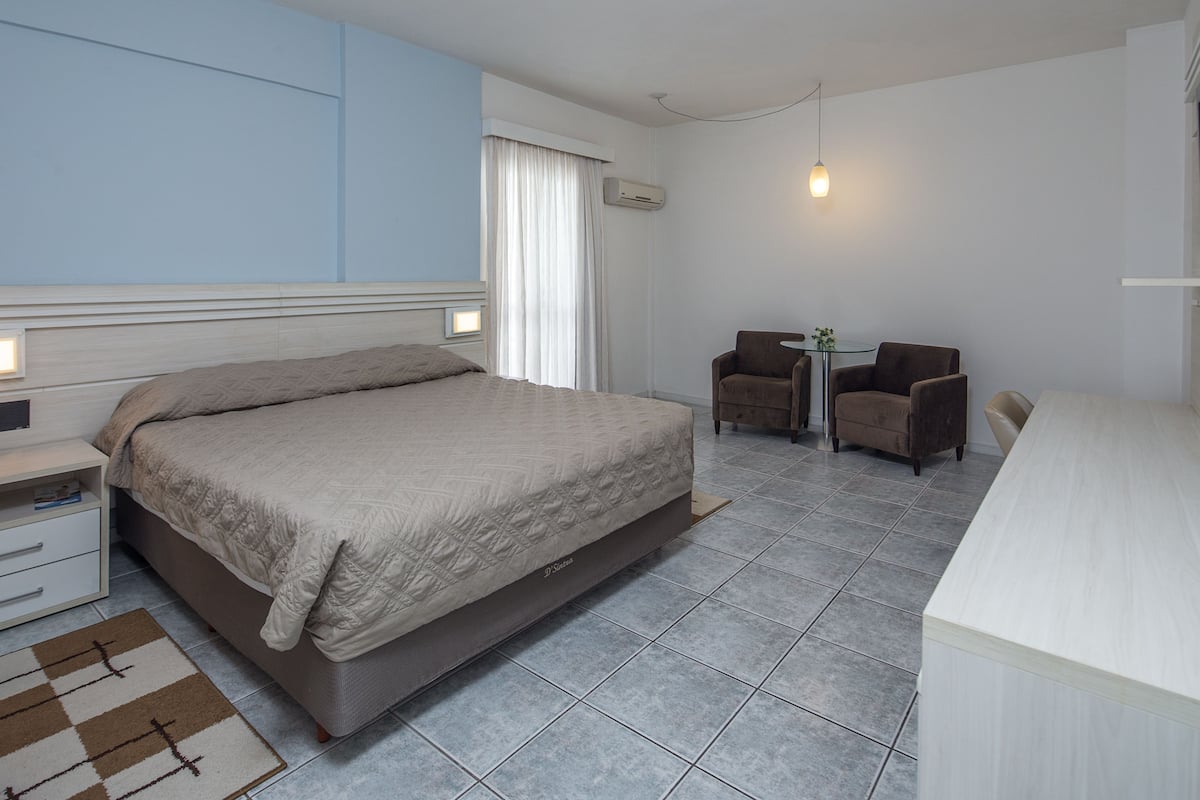 Deluxe Room | Minibar, in-room safe, desk, blackout curtains