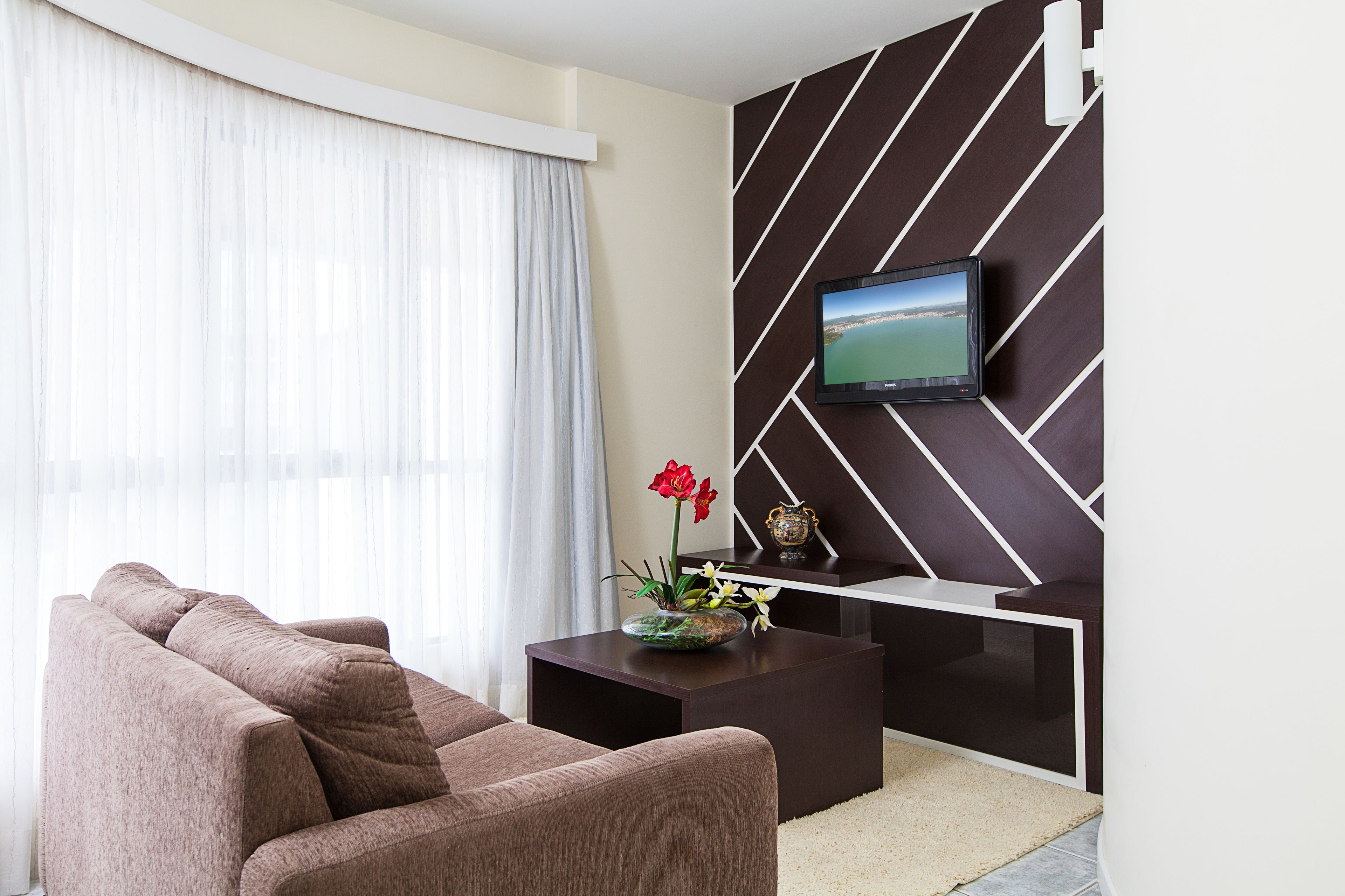 deluxe suite, hot tub | living area | 32-inch led tv with cable channels, tv