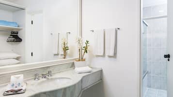 Deluxe suite, bubbelbad | Badkamer | Een douche, een regendouche, gratis toiletartikelen, een haardroger