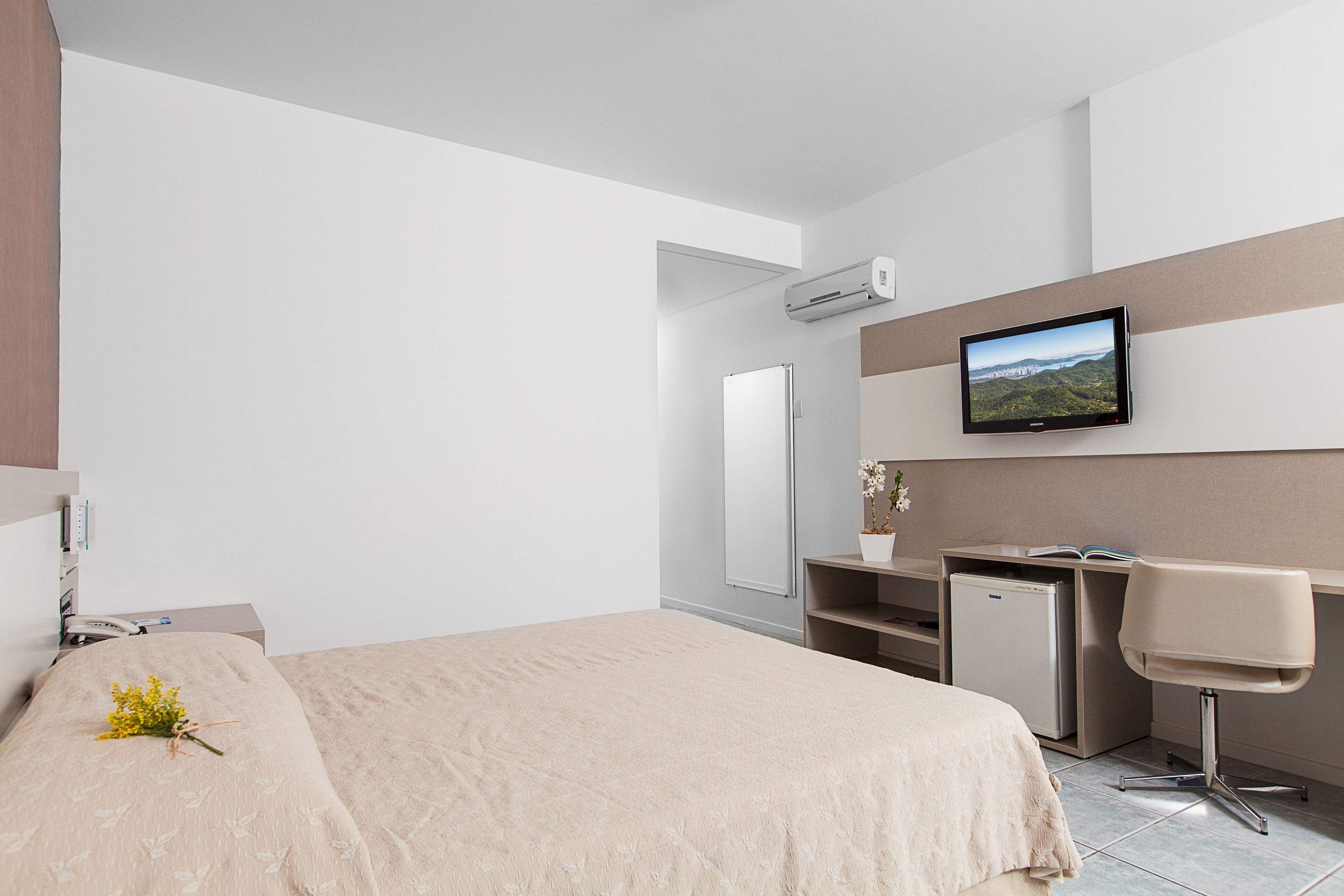 luxury room, partial sea view | minibar, in-room safe, desk, blackout curtains