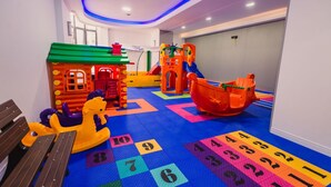 A children's play area with a playhouse, slide, and boat. - Hotel D Sintra (Balneário Camboriú)