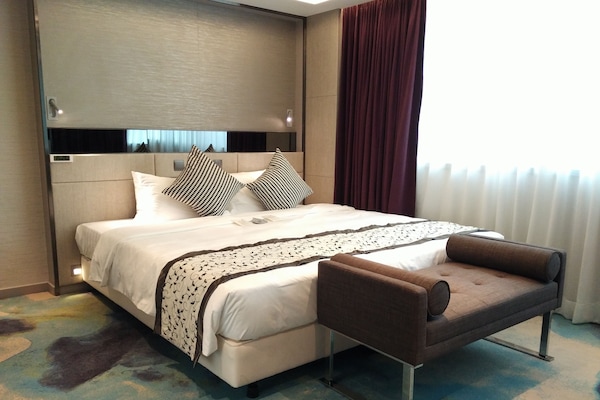 1 kamar tidur, selimut bulu angsa, minibar, dan brankas