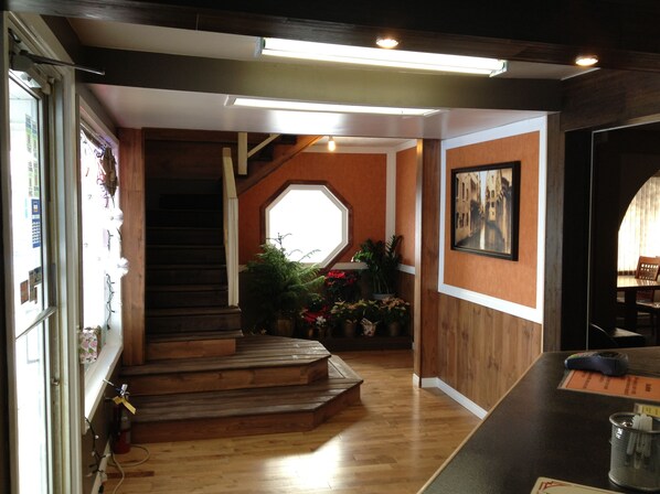 Interior entrance - Galaxy Motel (St. Paul)