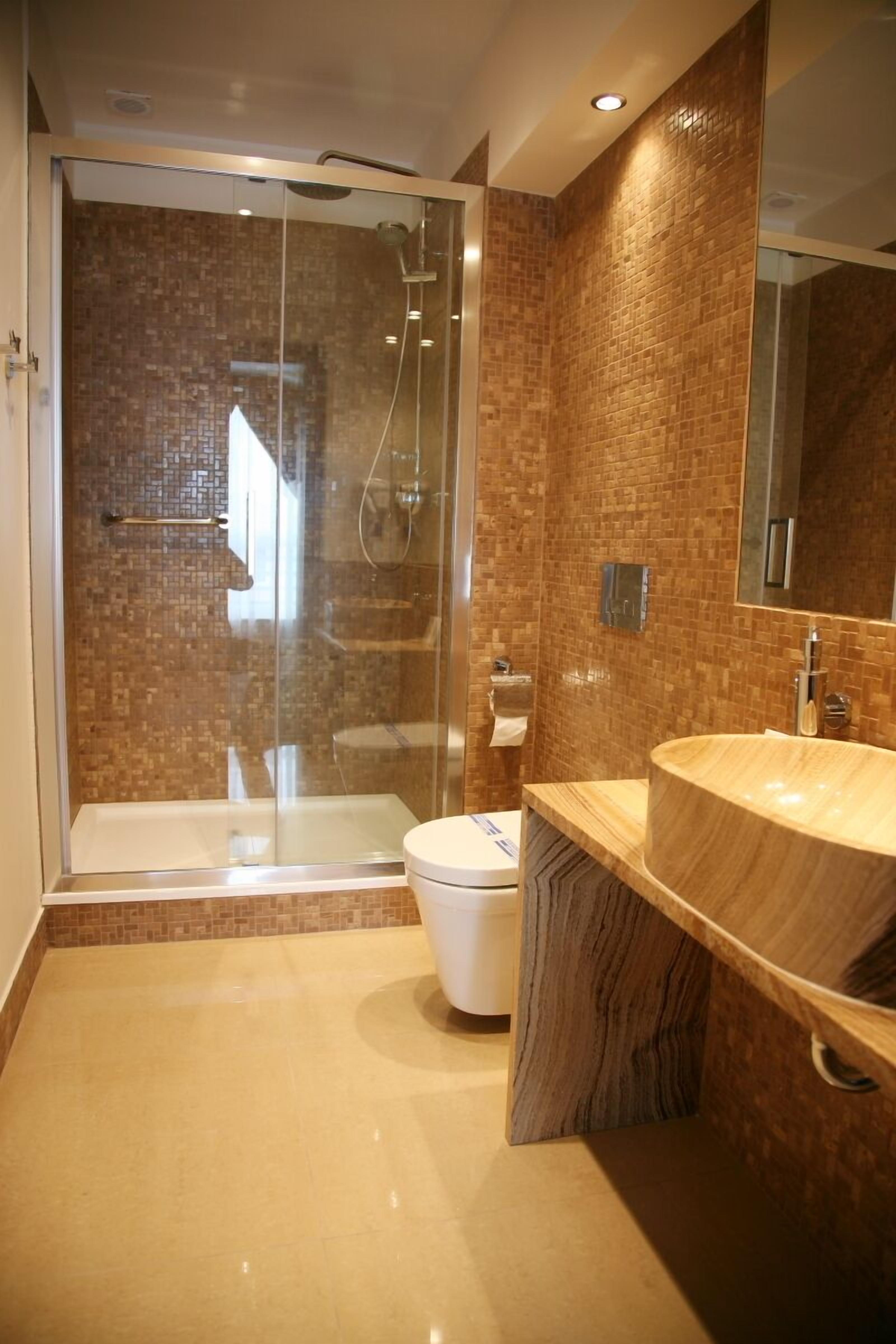 free toiletries, towels