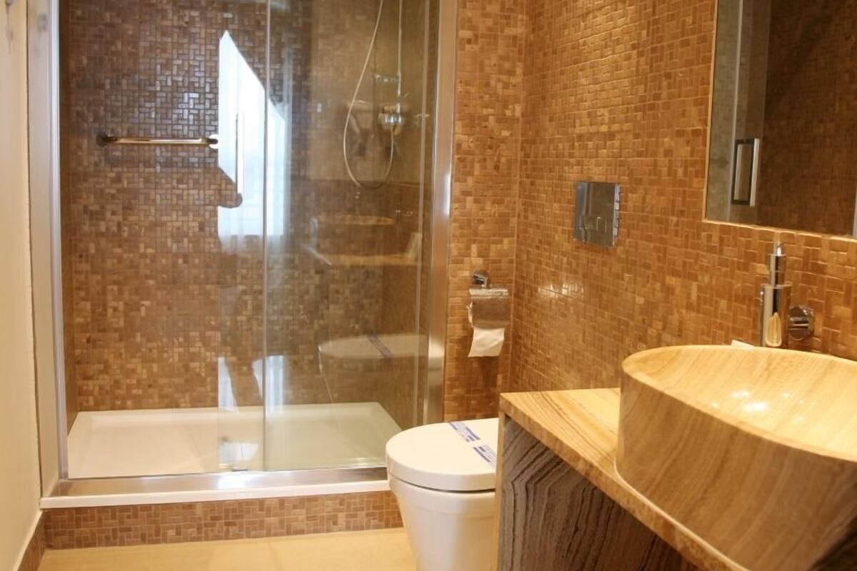 free toiletries, towels