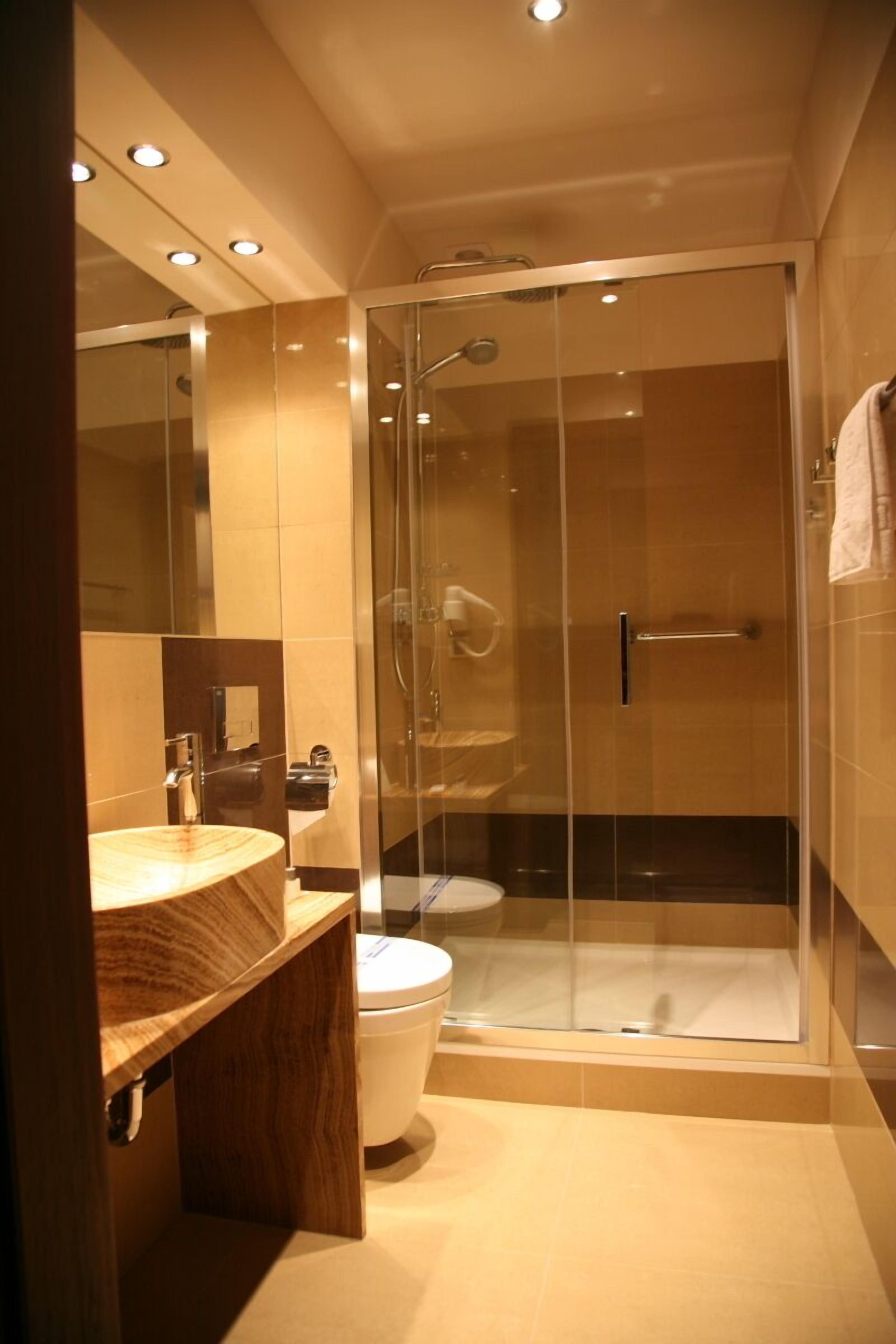 free toiletries, towels