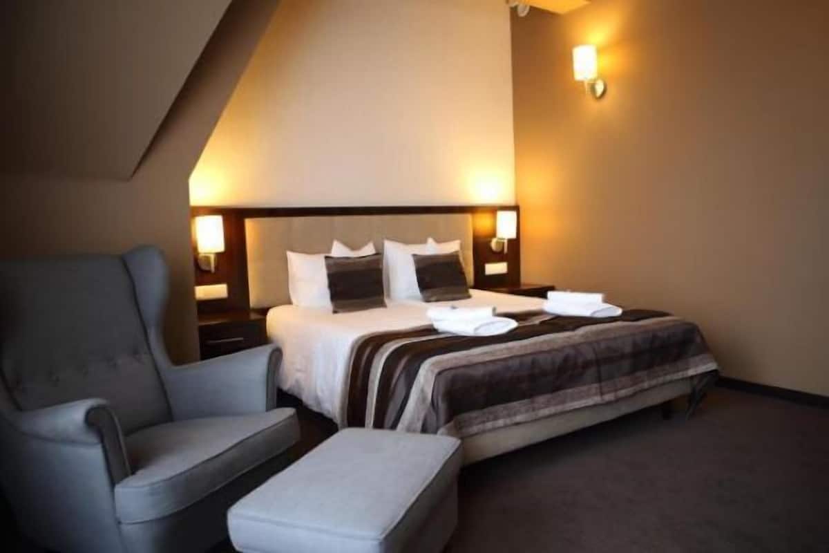 Deluxe vierpersoonskamer | Een minibar, een kluis op de kamer, een bureau, geluiddichte muren