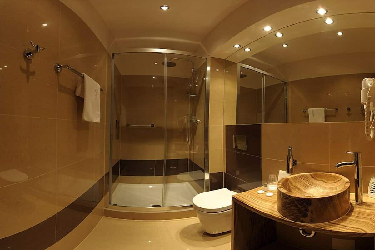 free toiletries, towels