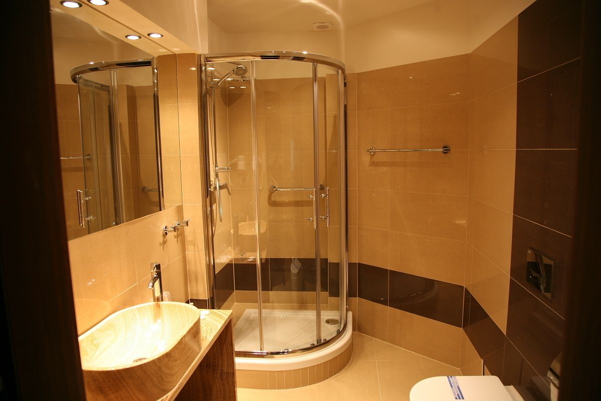 free toiletries, towels