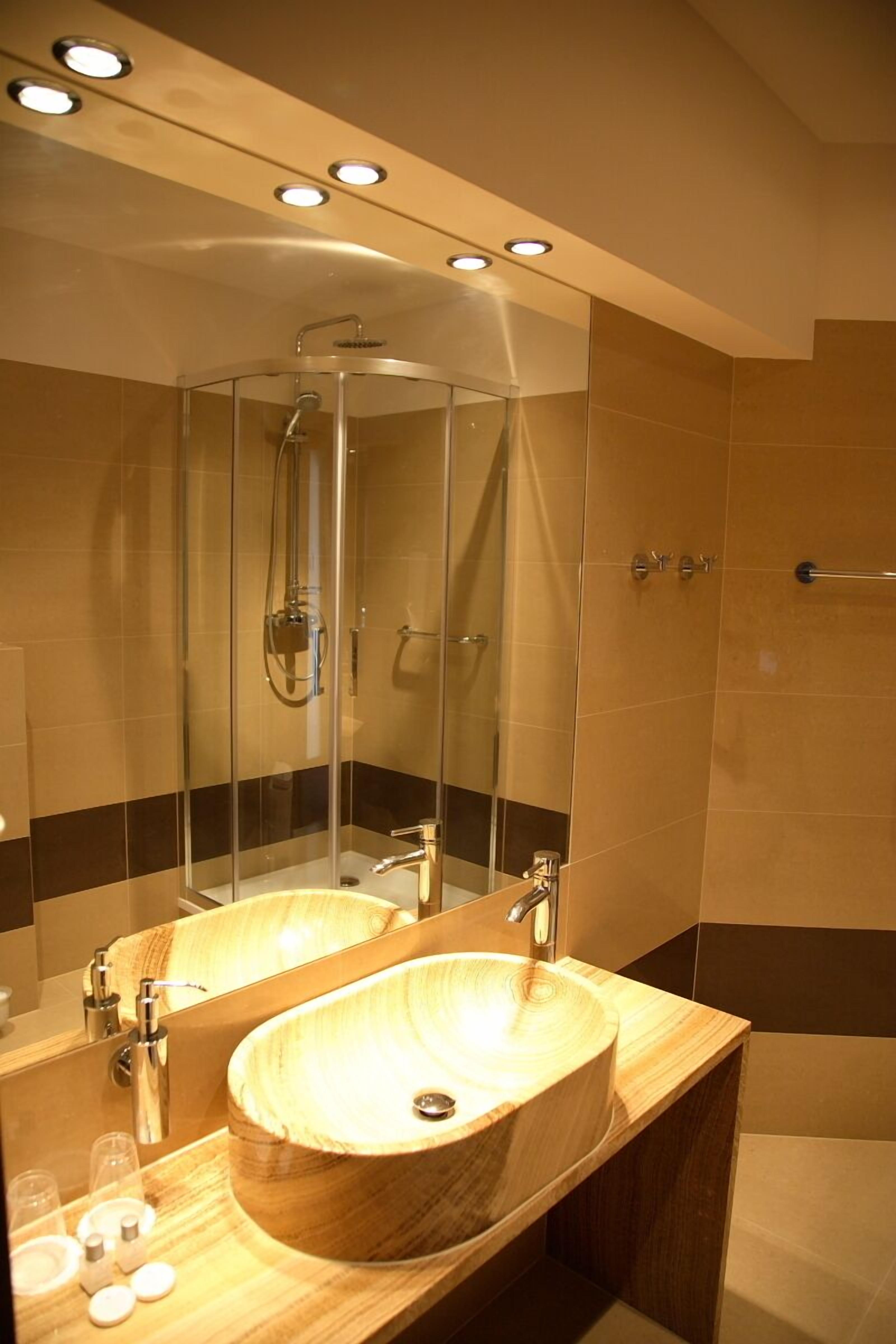 free toiletries, towels