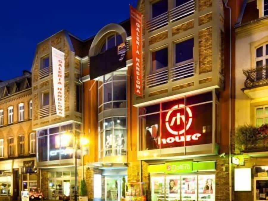 施設の正面 (日没後)