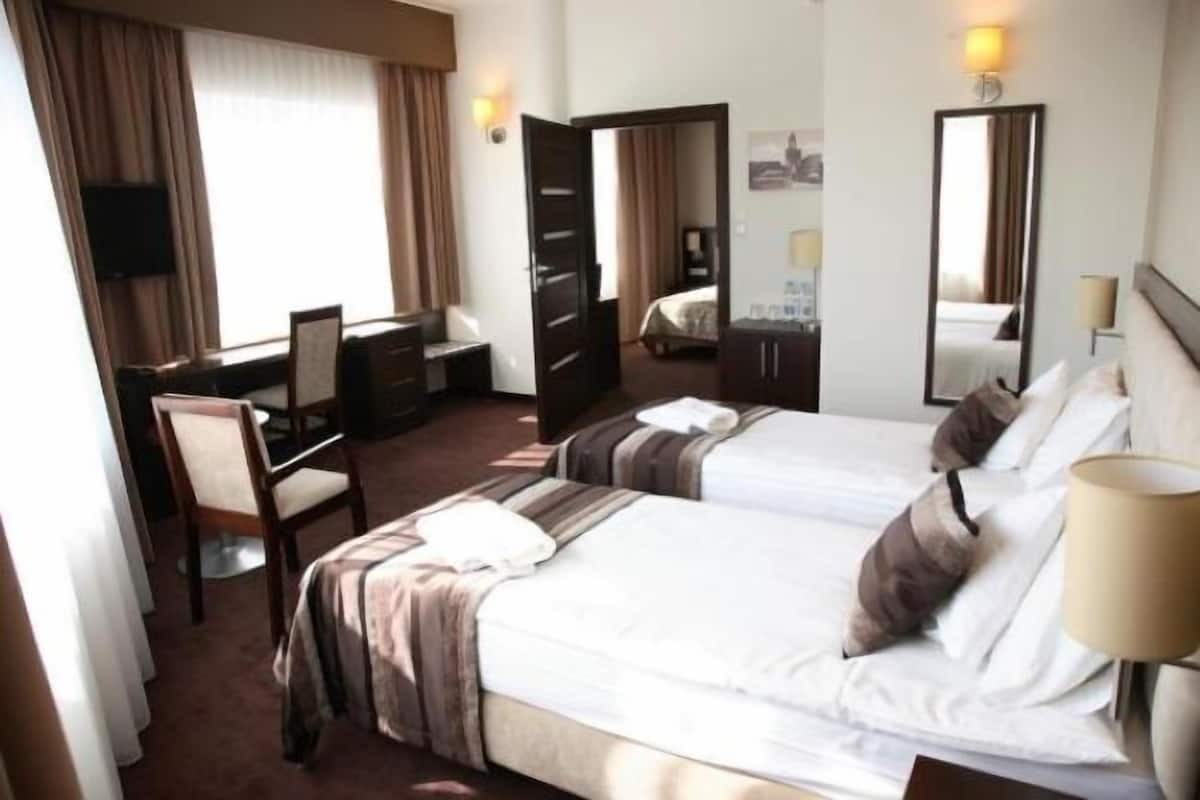 Familie appartement | Een minibar, een kluis op de kamer, een bureau, geluiddichte muren