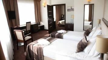 Familie appartement | Een minibar, een kluis op de kamer, een bureau, geluiddichte muren