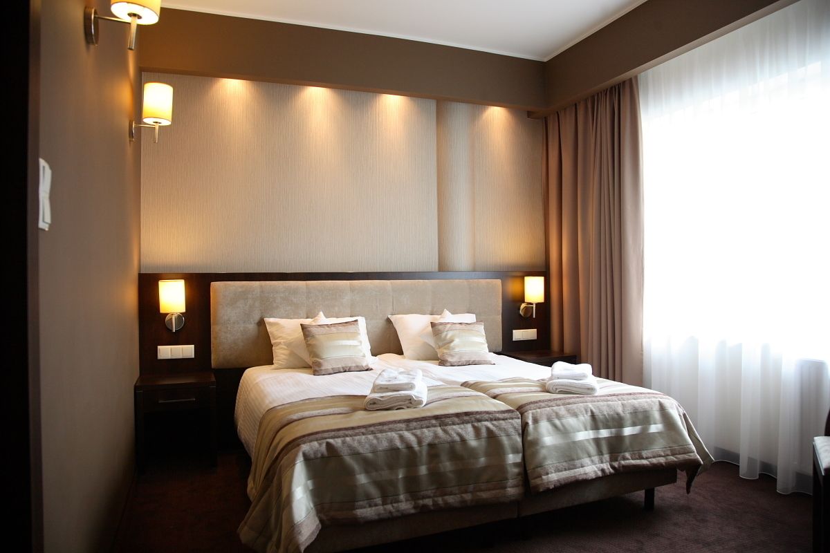 Minibar, safe på rommet, skrivebord og lydisolert